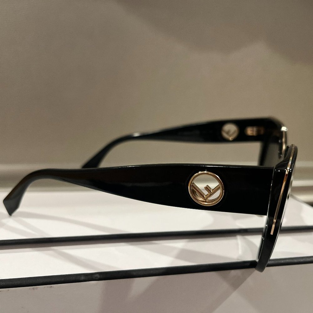 Fabulous women's Fendi sunglasses new with all tags